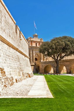 Malta'nın orta çağdan kalma Mdina kentini çevreleyen ana kapı ve yeni restore edilmiş burç duvarları