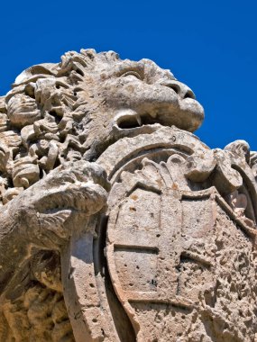 Malta 'daki ortaçağ şehri Mdina' nın girişini koruyan taş aslanlardan biri.