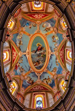 Mdina, Malta - Mayıs 2018: Mdina, Malta 'daki Carmelite kilisesinde güzel dini freskler.
