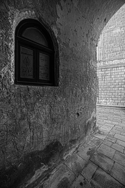 Parede Texturizada Velha Janela Sob Archway Mdina — Fotografia de Stock