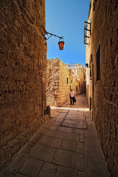 Mdina Sokaklarından Birinde Yalnız Bir Adam — Stok fotoğraf