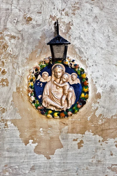 Religious Icon Madonna Child House Facade Mdina Malta – stockfoto