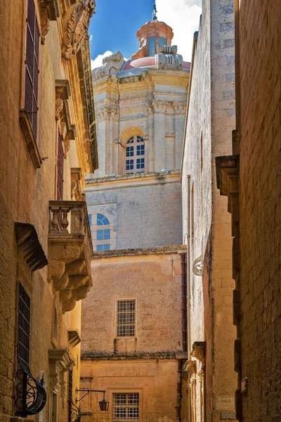 Mdina Sokaklarında Görülen Paul Katedrali Nin Cupola — Stok fotoğraf