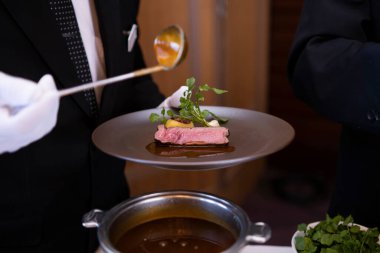 Biftek filetosunun üzerine sos koyduğun anda.