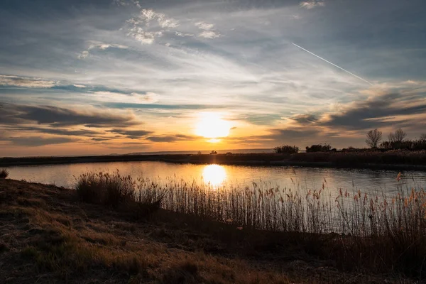 湖に映る美しい夕日 — ストック写真