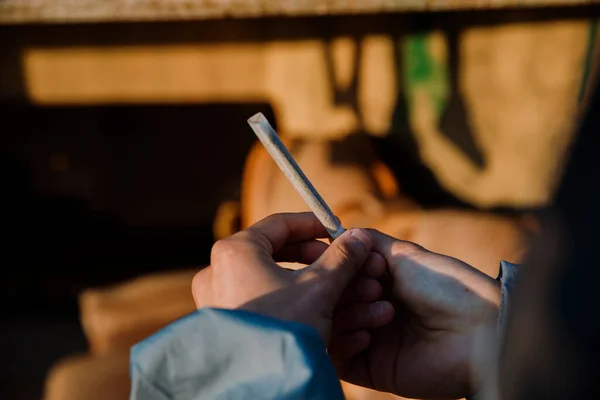 Close Das Mãos Menino Rolando Uma Maconha Livre — Fotografia de Stock