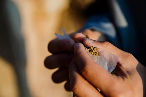 Primer Plano Las Manos Niño Rodando Porro Marihuana Aire Libre — Foto de Stock