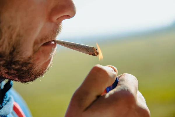 Zbliżenie Młody Człowiek Palenie Marihuana Joint Zewnątrz — Zdjęcie stockowe