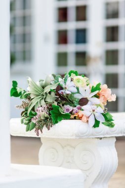 Taze çiçek buketi Süslü bir beyaz bankta dinleniyor