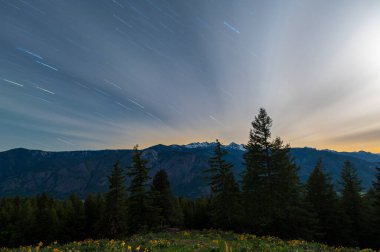 Geceleri gökyüzünde yıldızlar ve bulutlar dolaşıyor.