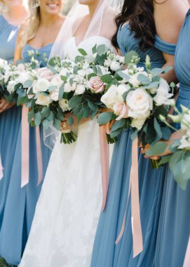 Mavili nedimeler düğün günü gelin buketi tutuyorlar.