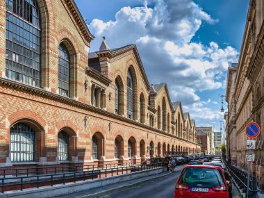 Budapeşte, Macaristan 21.08.2021. Macaristan 'ın Budapeşte kentindeki merkez marketin eski tarihi binası güneşli bir yaz gününde.