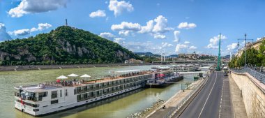 Budapeşte, Macaristan 21.08.2021. Macaristan 'ın Budapeşte kentindeki Tuna nehrinde güneşli bir yaz gününde