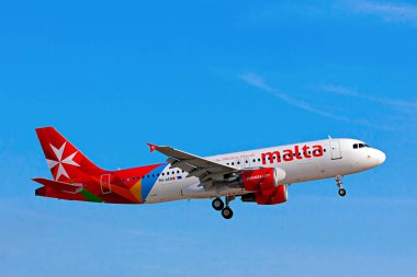 LUQA, MALTA - SEP 29 - AirMalta Airbus A320 9H-AEN 29 Eylül 2012 tarihinde Malta Uluslararası Hava Gösterisi 'nin 20.