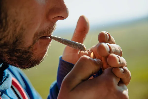 Крупный План Молодого Человека Курящего Марихуану Открытом Воздухе — стоковое фото