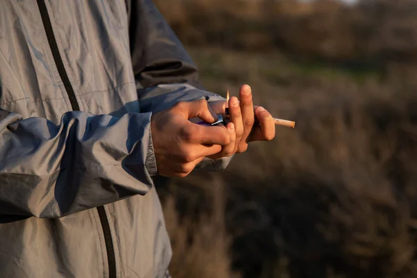 Close Das Mãos Menino Segurando Cigarro Maconha — Fotografia de Stock