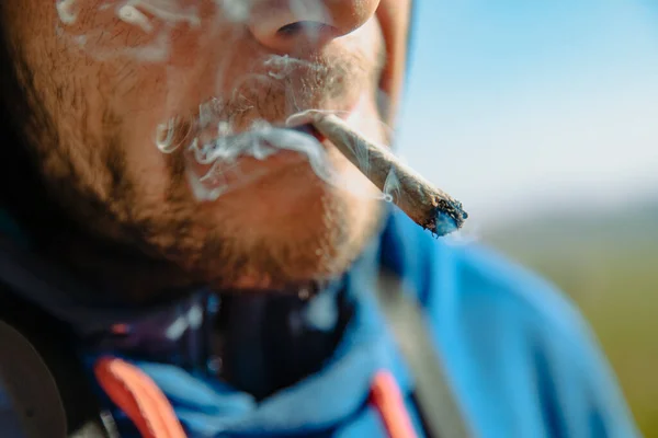 Primer Plano Joven Fumando Marihuana Aire Libre —  Fotos de Stock