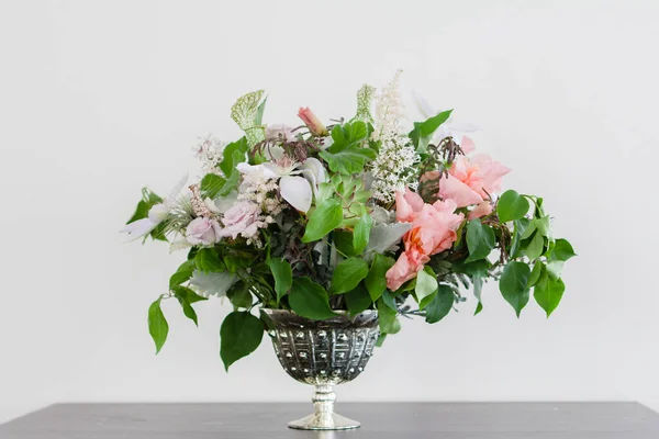 Buquê Noiva Floral Vaso Prata Uma Mesa — Fotografia de Stock