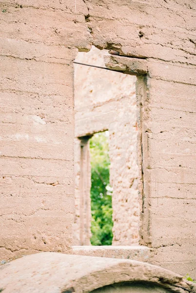 Eski Çiftlikteki Boş Taş Kalıntıları Penceresinden Bakıyor — Stok fotoğraf