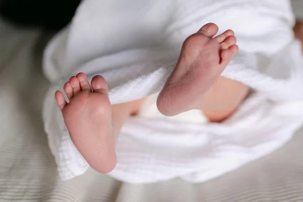 Los Dedos Los Pies Wiggly Recién Nacidos Envueltos Manta Envolvente — Foto de Stock