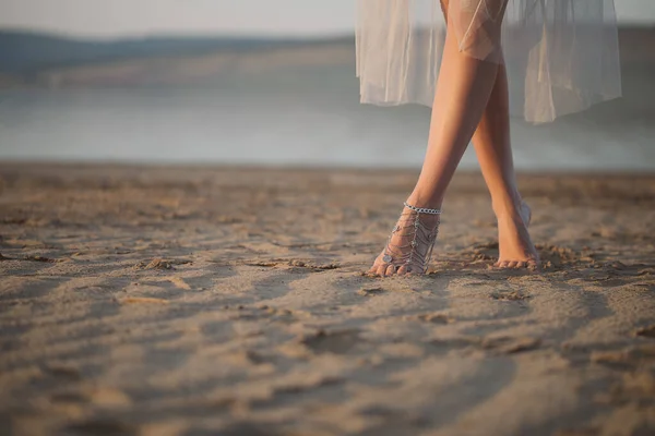 Gelukkig Zorgeloos Mooie Vrouw Genieten Van Prachtige Zonsondergang Het Strand — Stockfoto