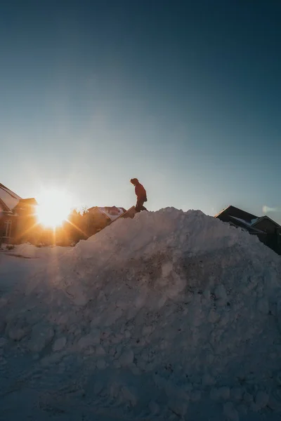 Criança Casaco Inverno Escalando Grande Pilha Neve Uma Rua Residencial — Fotografia de Stock