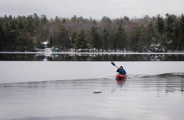 Jeune Garçon Pagayant Kayak Pêche Sur Lac Glacé Hiver — Photo