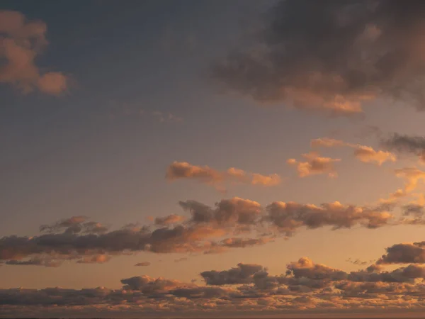 Niski Kąt Widzenia Nieba Zachodzie Słońca — Zdjęcie stockowe