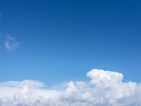 蓬松的白云和蓝天 — 图库照片