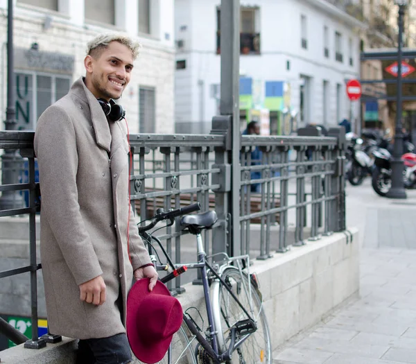 Giovane Uomo Con Cuffie Che Tiene Mano Cappello Rosso Con — Foto Stock