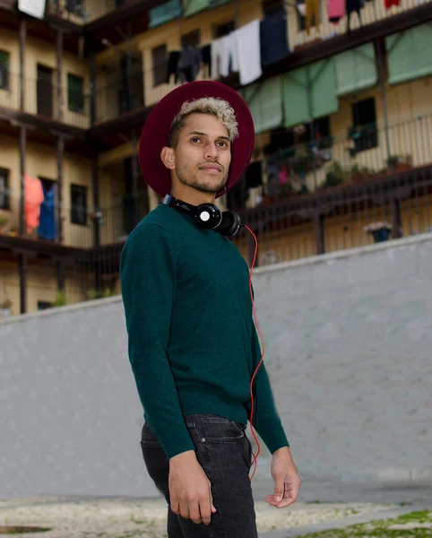 Kulaklıklı Genç Adam Şehirde Müzik Dinliyor — Stok fotoğraf
