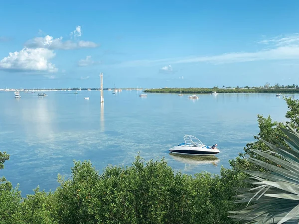 Łódź Zakotwiczona Błękitnej Wodzie Key West Słoneczny Dzień — Zdjęcie stockowe