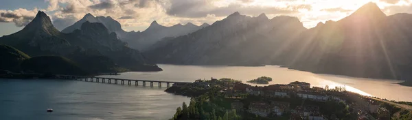 Panoramautsikt Över Bergen Och Sjön Riao Vid Solnedgången Norra Spanien — Stockfoto