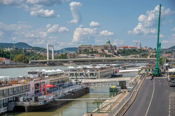 Budapest Hungary 2021 Pleasure Boats Danube River Budapest Hungary Sunny — Stock Photo, Image