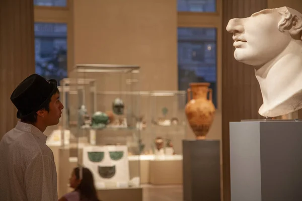 Male Visitor Looking Marble Head Met Museum Nyc — Stock Photo, Image