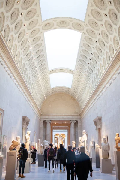 Visitors Sculptures Greek Roman Hallway Met Museum — стокове фото