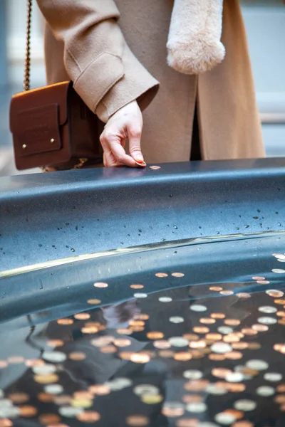 Mulher Deitado Pennies Para Fora Para Fazer Desejo Fonte Museu — Fotografia de Stock