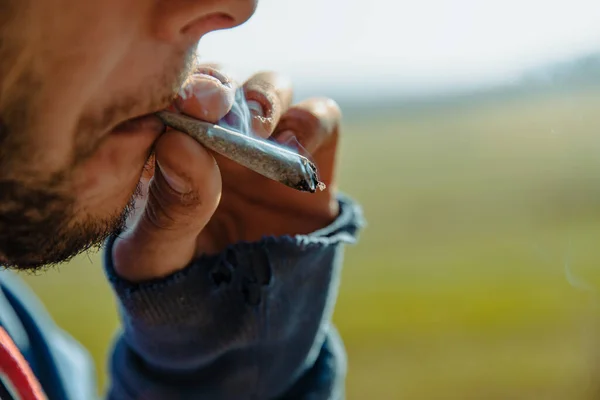 Gros Plan Jeune Homme Fumant Joint Marijuana Extérieur — Photo
