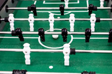 Siyah beyaz figürlü masa futbolu.