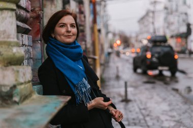 Kar altında gülümseyen kız.