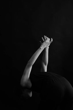 Güzel bir kızın siyah beyaz portresinin ayrıntıları.