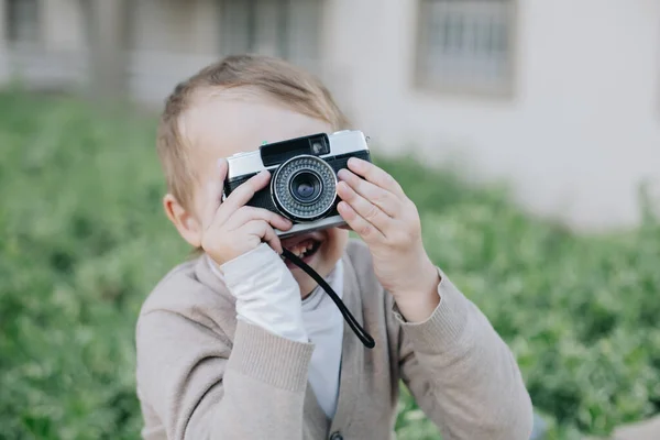 Little Happy Boy Hold Film Analoge Vintage Retro Foto Camera — Stockfoto