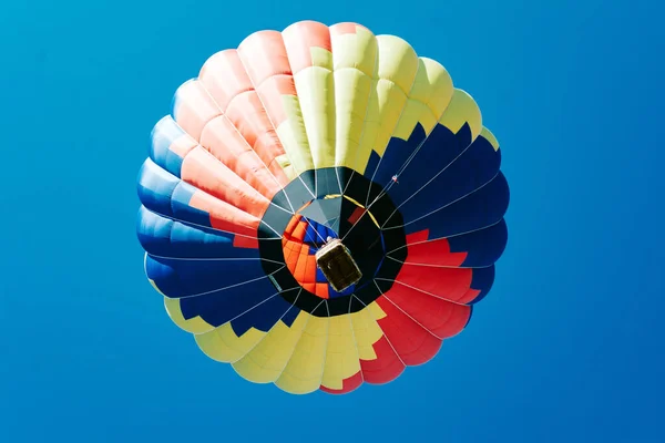 Kolorowy Balon Gorące Powietrze Błękitnym Niebie Bliska Horisontal — Zdjęcie stockowe