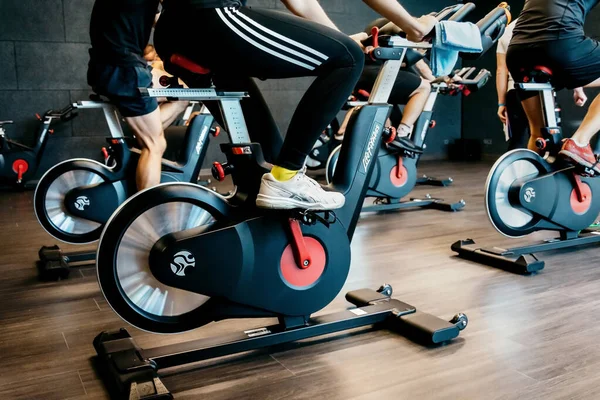 Grupo Atletas Bicicletas Estáticas Gimnasio —  Fotos de Stock