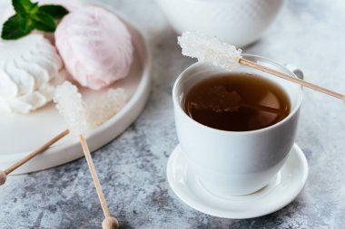 Tahta bir çubukta çay ve şeker