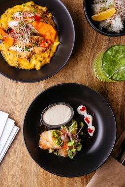 Tahta arka planda sebzeli Asya böreği. restoran menüsü.