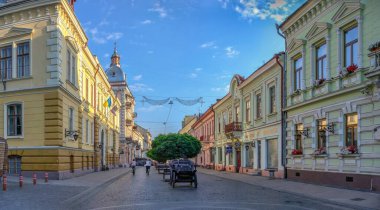 Chernivtsi, Ukrayna 11.07.2021. Ukrayna 'nın Chernivtsi şehrinin ana caddesinde güneşli bir yaz sabahı