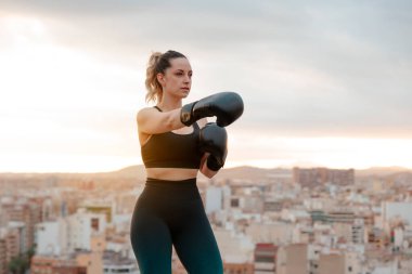 Açık havada boks eldivenli genç bir kız