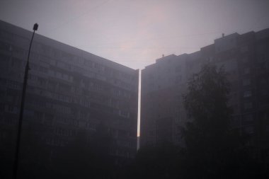 Bina sisli. Sabah şehir. Sabaha karşı sisli bir bina. Şehir manzarası. Bulanık resim. Duvağın arkasındaki ev.