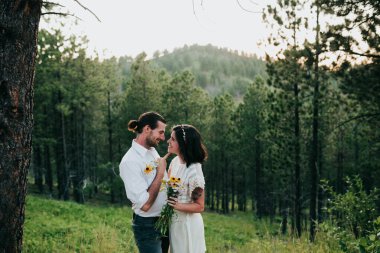 Birbirinin gözlerine bakan çiftler Ulusal Orman 'daki Kara Tepeler. 